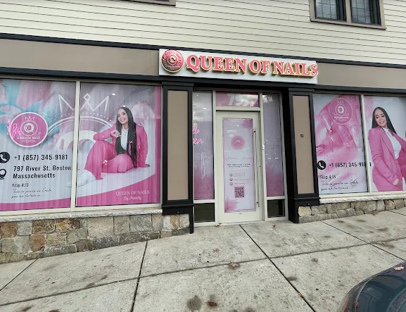 Queen Nails interior